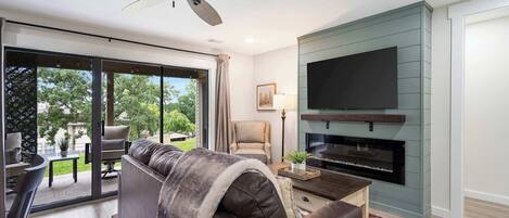 公寓客房, 多張床, 露台, 花園景 (Leisure Nest Escape) | 客廳 | 42 吋平面電視連數碼電視頻道