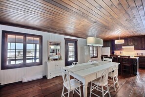 Dining - Rustik | Tavata Chalets | Cachet ancestrale (Saguenay)