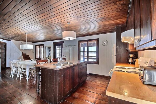 Private kitchen - Rustik | Tavata Chalets | Cachet ancestrale (Saguenay)