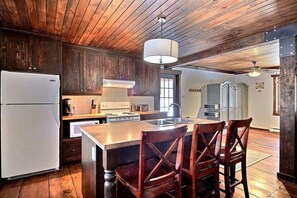 Private kitchen - Rustik | Tavata Chalets | Cachet ancestrale (Saguenay)