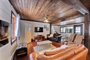 TV - Rustik | Tavata Chalets | Cachet ancestrale (Saguenay)