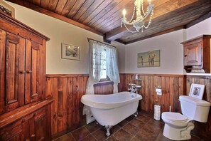 Bathroom - Rustik | Tavata Chalets | Cachet ancestrale (Saguenay)