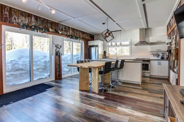 ثلاجة، ميكروويف، فرن، موقد طهي مسطح