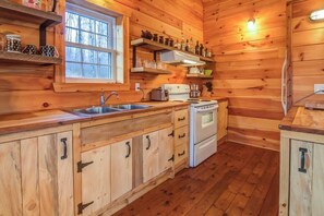 Fridge, microwave, oven, stovetop - Mistassibi | Tavata Chalets | Mistassibi River (Saint-Stanislas)