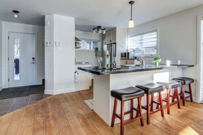 Kjøleskap, mikrobølgeovn, ovn og kokeplater