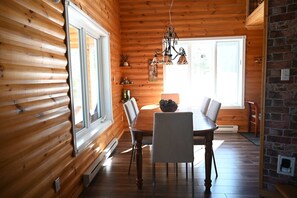 Dining - Wapiti | Tavata Chalets | lac St-Jean (Alma)