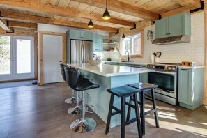 Køleskab, mikrobølgeovn, ovn, kogeplade