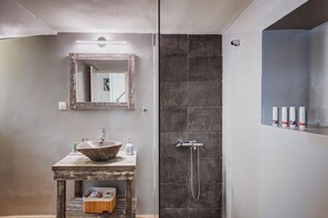 Secadora de cabello, toallas, jabón, papel de baño 