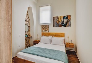 2 bedrooms, iron/ironing board, internet, bed sheets