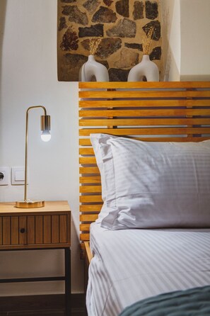 2 bedrooms, iron/ironing board, internet, bed sheets