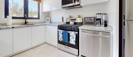 Kühlschrank, Mikrowelle, Ofen, Herdplatte