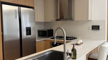 Fridge, microwave, oven, stovetop