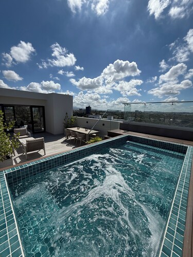 Luxury 2-bedroom apartment with gym and pool