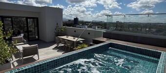 Luxury 2-bedroom apartment with gym and pool