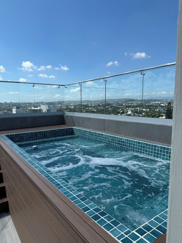 Luxury 2-bedroom apartment with gym and pool