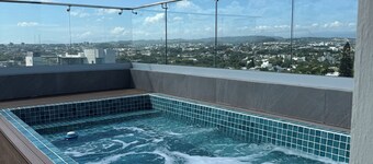 Luxury 2-bedroom apartment with gym and pool