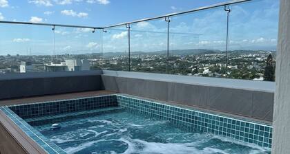 Luxury 2-bedroom apartment with gym and pool