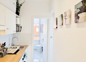 Kühlschrank, Mikrowelle, Herdplatte, Wasserkocher mit Kaffee-/Teezubehör