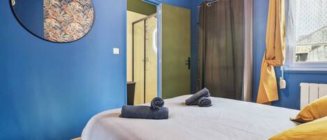 1 habitación, tabla de planchar con plancha, wifi gratis y ropa de cama