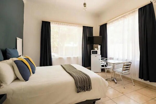1 bedroom, desk, WiFi, bed sheets