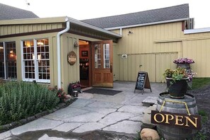 Exterior detail - Cozy Wine Cabin escape with Breathtaking Views 6 (Hector)