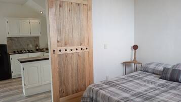 2 bedrooms, iron/ironing board, internet, bed sheets
