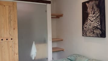 2 bedrooms, iron/ironing board, internet, bed sheets