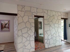 2 bedrooms, iron/ironing board, Internet, bed sheets