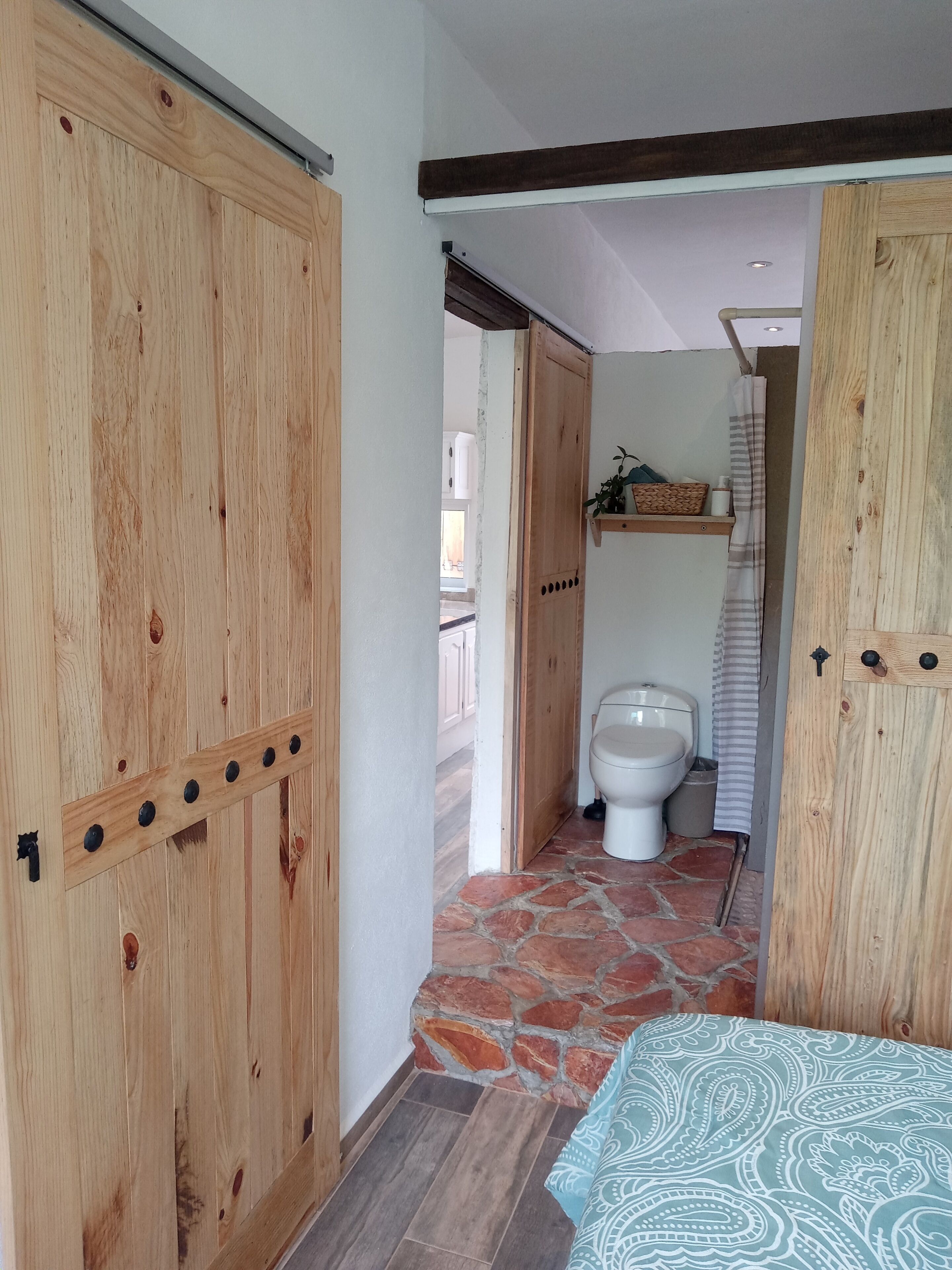 2 bedrooms, iron/ironing board, internet, bed sheets