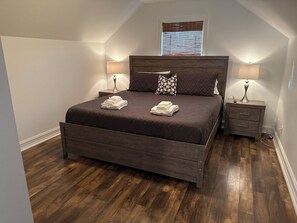 4 makuuhuonetta, silitysrauta/-lauta, ilmainen Wi-Fi, vuodevaatteet