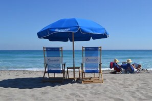 Beach towels - 2BR - Hot Tub W/ Peaceful Backyard • 1 Mi to Beach (Boca Raton)
