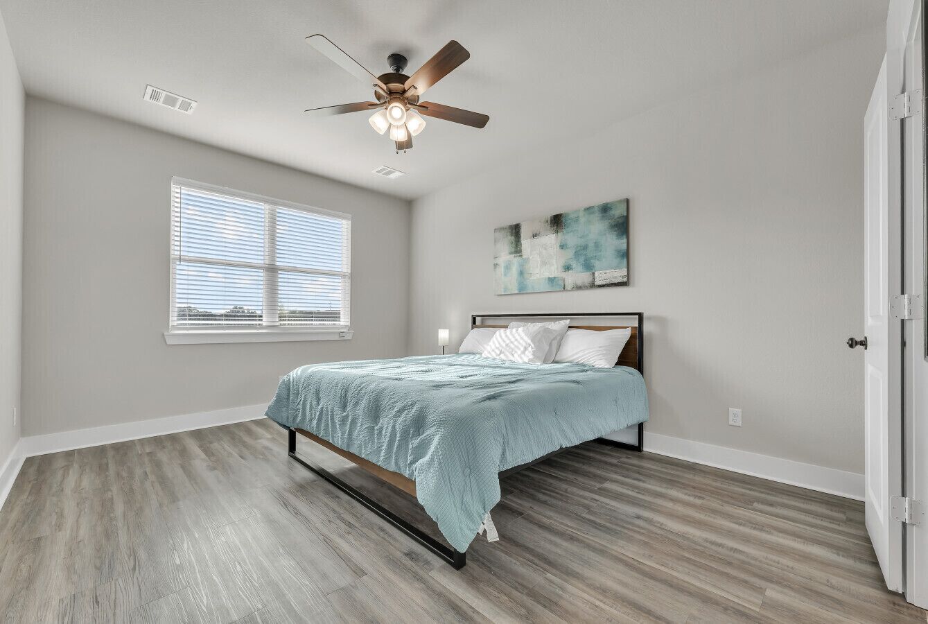 3 多间卧室、办公桌、WiFi