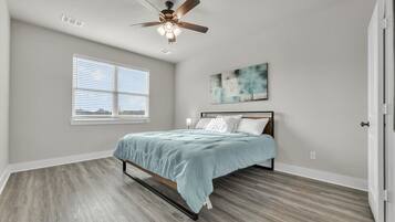 3 bedrooms, desk, WiFi