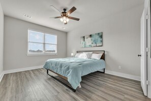 3 bedrooms, desk, WiFi