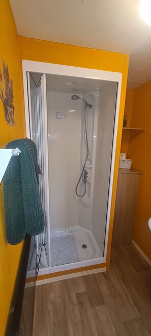 Douche, sèche-cheveux, savon, papier toilette
