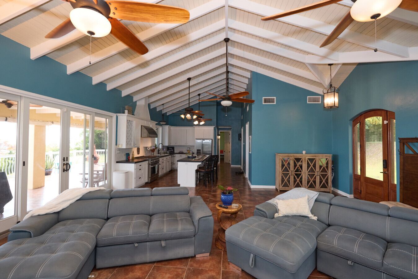 Tv, dvd-afspiller, bøger, kontorer