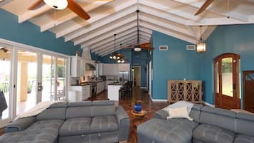 Fernseher, DVD-Player, Bücher, Arbeitsbereiche