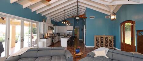 Télévision, lecteur de DVD, livres, espaces bureaux