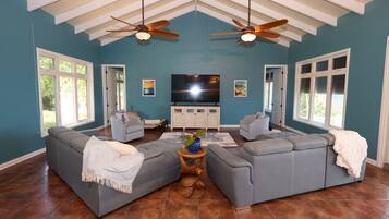 Fernseher, DVD-Player, Bücher, Arbeitsbereiche