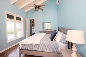 Bureau, fer et planche à repasser, lit parapluie, Wi-Fi