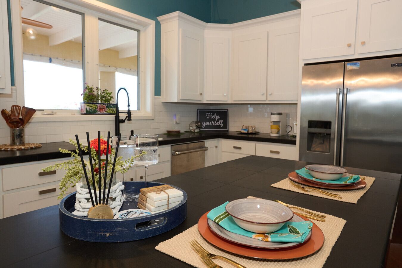 Køleskab, mikrobølgeovn, ovn, kogeplade