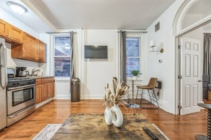 Fridge, oven, stovetop, dishwasher