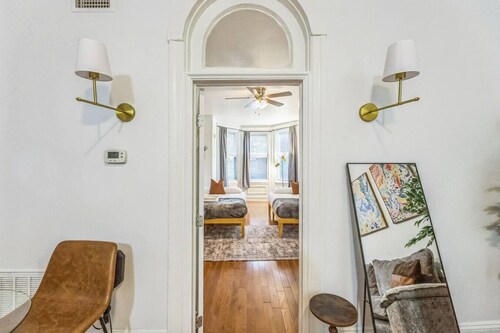 Charming 1/1 | Center City | Sleeps 4 | Fast WiFi