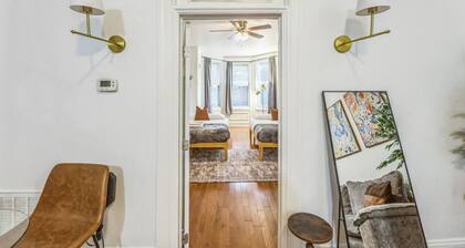 Charming 1/1 | Center City | Sleeps 4 | Fast WiFi