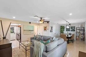 Smart TV, books - 4BR Near FAU - Sauna, Hot tub, Mini Golf, Pool Table, 1 Mile to Beach (Boca Raton)