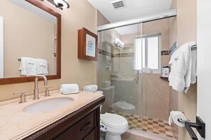 Dusche, Haartrockner, Handtücher, Seife