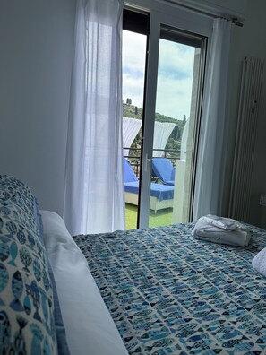 2 bedrooms, in-room safe, iron/ironing board, free WiFi