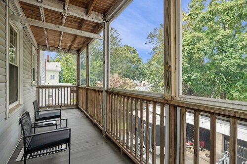 The Witch City Hideout - Salem 3 Bedroom with Gameroom, Balcony & Free Parking