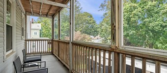 The Witch City Hideout - Salem 3 Bedroom with Gameroom, Balcony & Free Parking