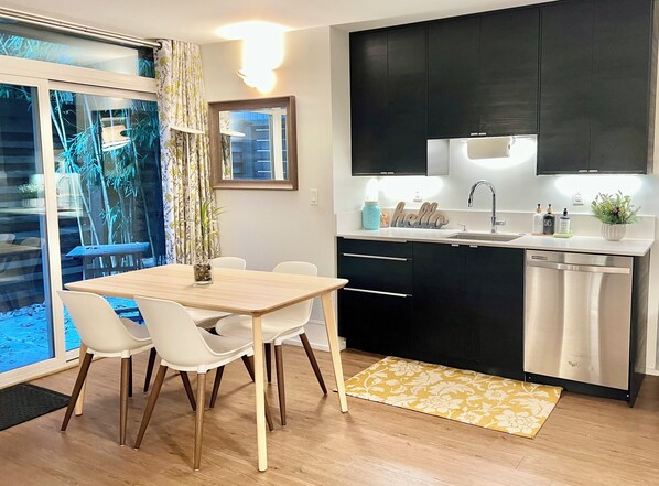 Mikrowelle, Ofen, Herdplatte, Geschirrspüler